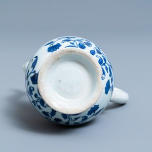 A Chinese blue and white 'landscape' ewer, Transitional period — 照片 7
