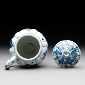 A Chinese blue and white 'landscape' mustard jar and cover, Transitional period — photo 5