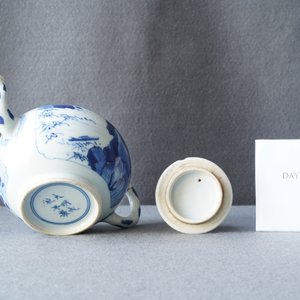 A Chinese blue and white 'landscape' teapot and cover, Kangxi — 照片 11