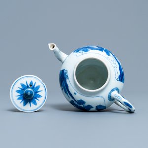 A Chinese blue and white 'landscape' teapot and cover, Kangxi — 照片 6