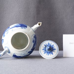A Chinese blue and white 'landscape' teapot and cover, Kangxi — 照片 10