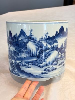 A Chinese blue and white 'Landscape' tripod censer — photo 1
