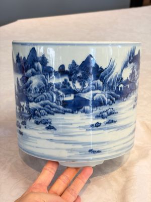 A Chinese blue and white 'Landscape' tripod censer — photo 2