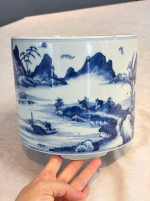 A Chinese blue and white 'Landscape' tripod censer — photo 3