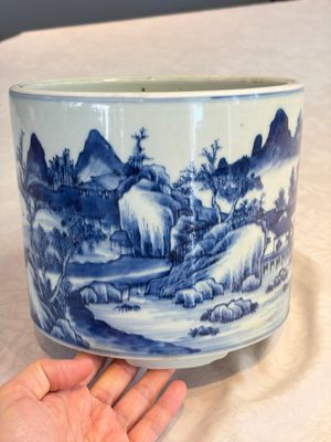 A Chinese blue and white 'Landscape' tripod censer — photo 4