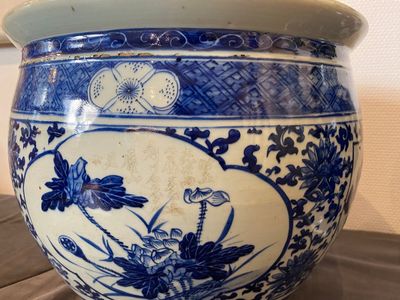 A Chinese blue and white 'landscape' vase, a covered vase and a jardinière, 19th C. — photo 3