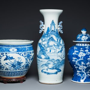 A Chinese blue and white 'landscape' vase, a covered vase and a jardinière, 19th C. — photo 1
