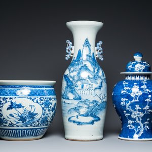 A Chinese blue and white 'landscape' vase, a covered vase and a jardinière, 19th C. — photo 2
