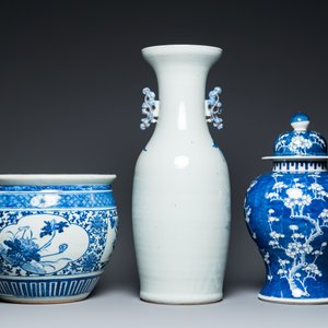 A Chinese blue and white 'landscape' vase, a covered vase and a jardinière, 19th C. — photo 4