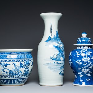 A Chinese blue and white 'landscape' vase, a covered vase and a jardinière, 19th C. — photo 5