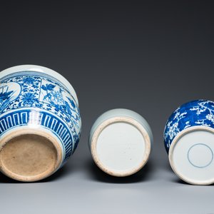 A Chinese blue and white 'landscape' vase, a covered vase and a jardinière, 19th C. — photo 7