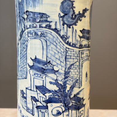 A Chinese blue and white 'Landscape' vase and a pair of 'Birds among Flowering Branches' vases — 照片 4