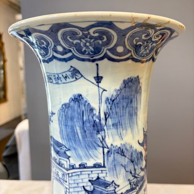 A Chinese blue and white 'Landscape' vase and a pair of 'Birds among Flowering Branches' vases — 照片 7