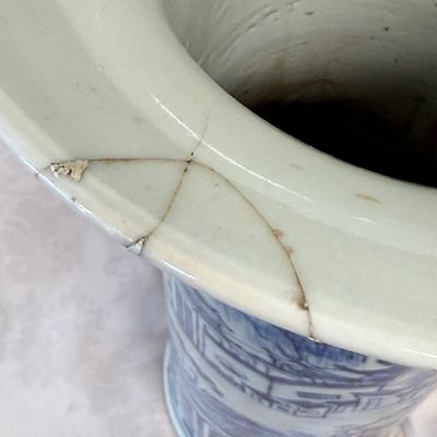 A Chinese blue and white 'Landscape' vase and a pair of 'Birds among Flowering Branches' vases — 照片 9