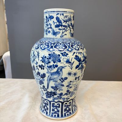 A Chinese blue and white 'Landscape' vase and a pair of 'Birds among Flowering Branches' vases — 照片 16