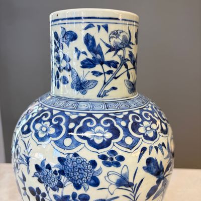 A Chinese blue and white 'Landscape' vase and a pair of 'Birds among Flowering Branches' vases — 照片 17