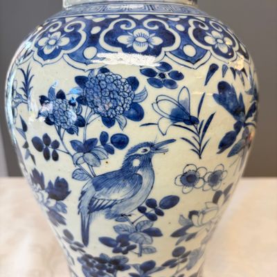 A Chinese blue and white 'Landscape' vase and a pair of 'Birds among Flowering Branches' vases — 照片 18