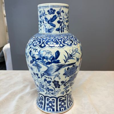 A Chinese blue and white 'Landscape' vase and a pair of 'Birds among Flowering Branches' vases — 照片 20