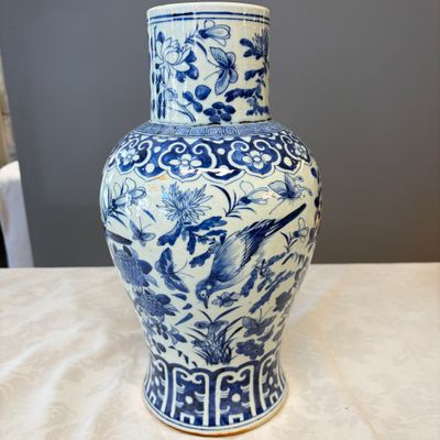 A Chinese blue and white 'Landscape' vase and a pair of 'Birds among Flowering Branches' vases — 照片 21