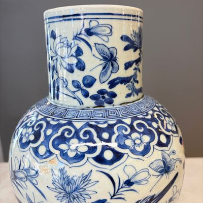 A Chinese blue and white 'Landscape' vase and a pair of 'Birds among Flowering Branches' vases — 照片 22