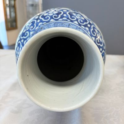 A Chinese blue and white 'Landscape' vase and a pair of 'Birds among Flowering Branches' vases — 照片 27