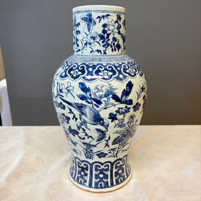 A Chinese blue and white 'Landscape' vase and a pair of 'Birds among Flowering Branches' vases — 照片 30