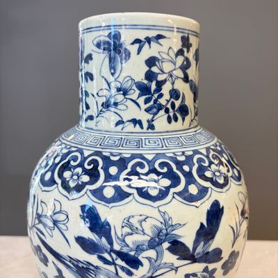 A Chinese blue and white 'Landscape' vase and a pair of 'Birds among Flowering Branches' vases — 照片 31