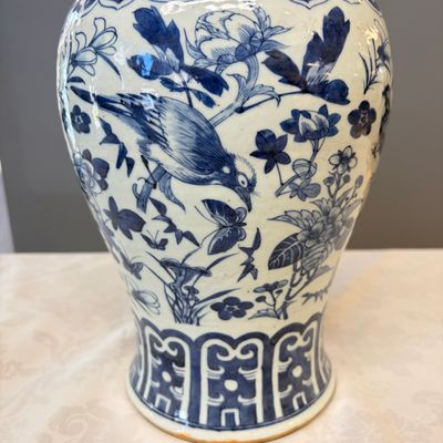 A Chinese blue and white 'Landscape' vase and a pair of 'Birds among Flowering Branches' vases — 照片 32