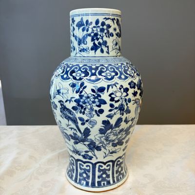 A Chinese blue and white 'Landscape' vase and a pair of 'Birds among Flowering Branches' vases — 照片 33
