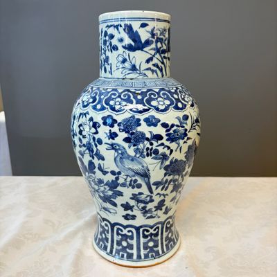 A Chinese blue and white 'Landscape' vase and a pair of 'Birds among Flowering Branches' vases — 照片 35