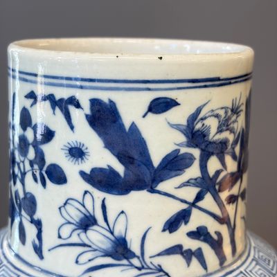 A Chinese blue and white 'Landscape' vase and a pair of 'Birds among Flowering Branches' vases — 照片 36
