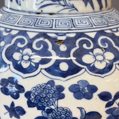 A Chinese blue and white 'Landscape' vase and a pair of 'Birds among Flowering Branches' vases — 照片 37
