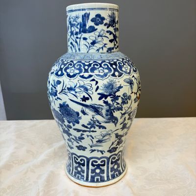 A Chinese blue and white 'Landscape' vase and a pair of 'Birds among Flowering Branches' vases — 照片 38