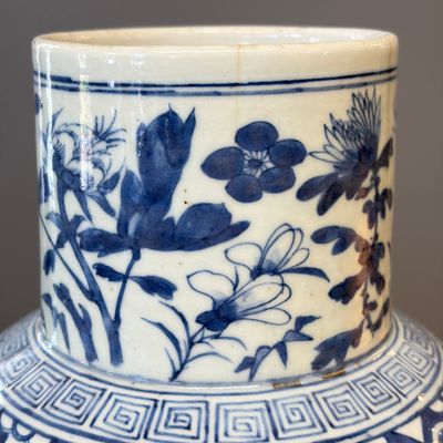 A Chinese blue and white 'Landscape' vase and a pair of 'Birds among Flowering Branches' vases — 照片 39