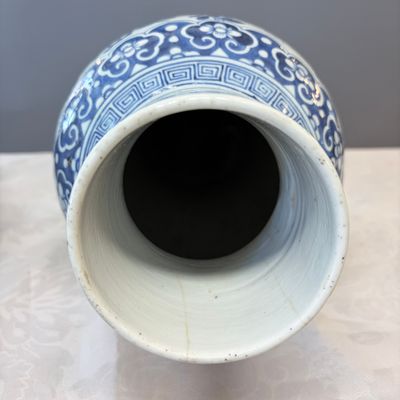 A Chinese blue and white 'Landscape' vase and a pair of 'Birds among Flowering Branches' vases — 照片 42