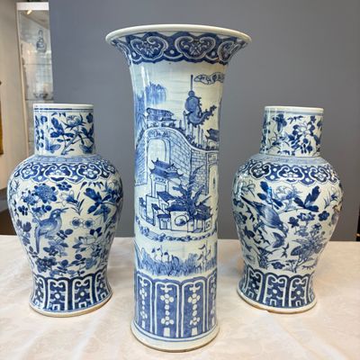 A Chinese blue and white 'Landscape' vase and a pair of 'Birds among Flowering Branches' vases — 照片 1