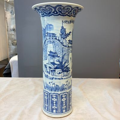 A Chinese blue and white 'Landscape' vase and a pair of 'Birds among Flowering Branches' vases — 照片 2