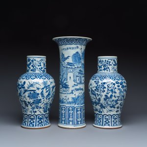 A Chinese blue and white 'Landscape' vase and a pair of 'Birds among Flowering Branches' vases — 照片 3