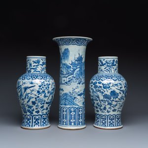 A Chinese blue and white 'Landscape' vase and a pair of 'Birds among Flowering Branches' vases — 照片 4