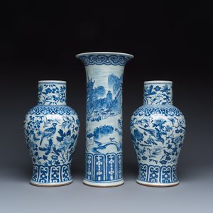 A Chinese blue and white 'Landscape' vase and a pair of 'Birds among Flowering Branches' vases — 照片 5