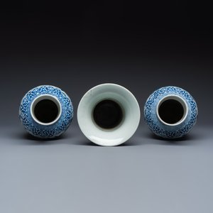 A Chinese blue and white 'Landscape' vase and a pair of 'Birds among Flowering Branches' vases — 照片 6