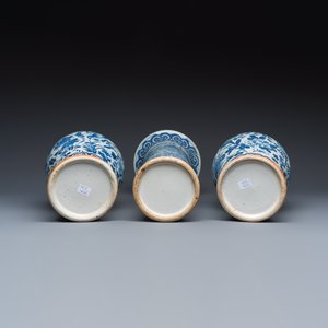 A Chinese blue and white 'Landscape' vase and a pair of 'Birds among Flowering Branches' vases — 照片 7