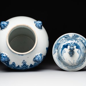 A Chinese blue and white 'landscape' vase and cover, Chenghua mark, 19th C. — 照片 5