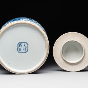 A Chinese blue and white 'landscape' vase and cover, Chenghua mark, 19th C. — 照片 6