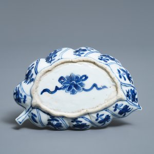 A Chinese blue and white leaf-shaped tray, Kangxi — photo 2