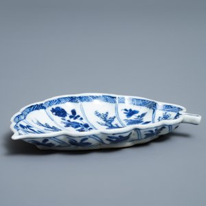 A Chinese blue and white leaf-shaped tray, Kangxi — photo 3