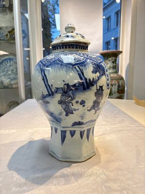 A Chinese blue and white 'Li Shimin 李世民 and Qin Qiong 秦瓊' vase and cover, Transitional period — photo 1
