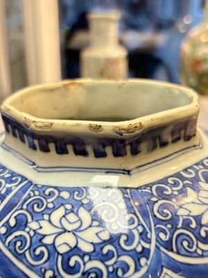 A Chinese blue and white 'Li Shimin 李世民 and Qin Qiong 秦瓊' vase and cover, Transitional period — photo 12