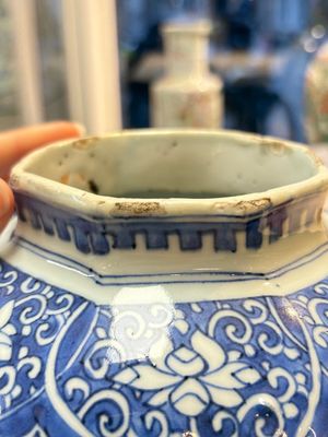 A Chinese blue and white 'Li Shimin 李世民 and Qin Qiong 秦瓊' vase and cover, Transitional period — photo 13
