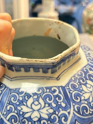 A Chinese blue and white 'Li Shimin 李世民 and Qin Qiong 秦瓊' vase and cover, Transitional period — photo 14